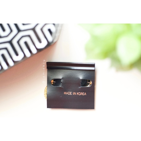 NWOT Gold Color Ornate Hanging Earrings - Picture 2 of 3